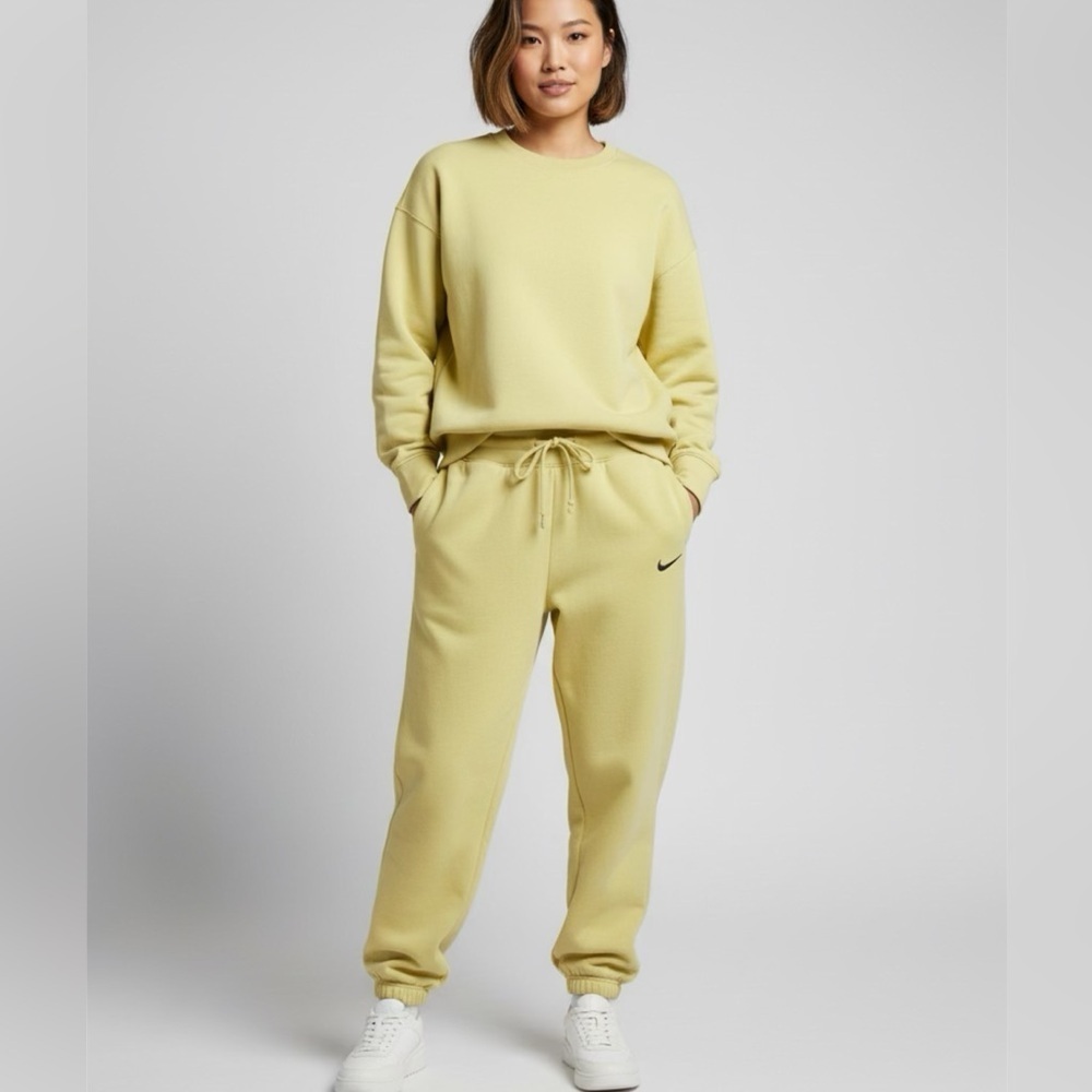 Nike Women's Relaxed Fit High Waisted Sweatpants in Pistachio Size Small